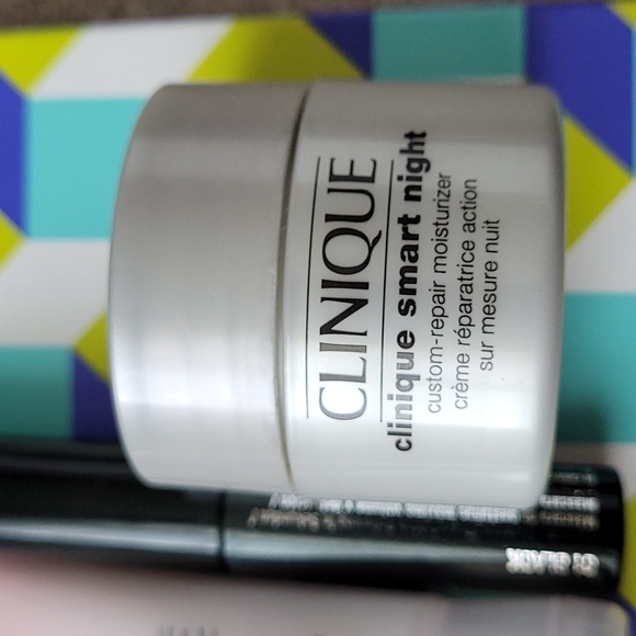 4 pc. Clinique gift set /New - Picture 3 of 6